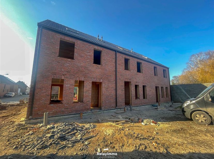 Nouvelle maison une mitoyenneté (Lot 5) avec trois chambres (poss quatre et bureau - OPTION), une salle de bain, deux emplacements de parking et jardi