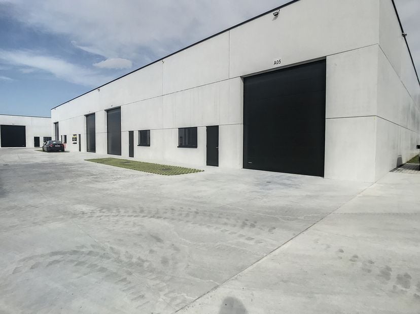 Unités PME récemment construites d&#039;environ 225 m² à vendre à Waregem. Le parc PME bénéficie d&#039;un emplacement privilégié sur la Kortrijkseweg entre Cou