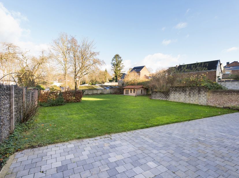 WAVRE, à 200 mètres de la place Bosch, spacieuse MAISON (6Ch/3Sdb/garages) située en INTERIEUR D&#039;ÎLOT. Abritée de la rue, son splendide jardin sur 11