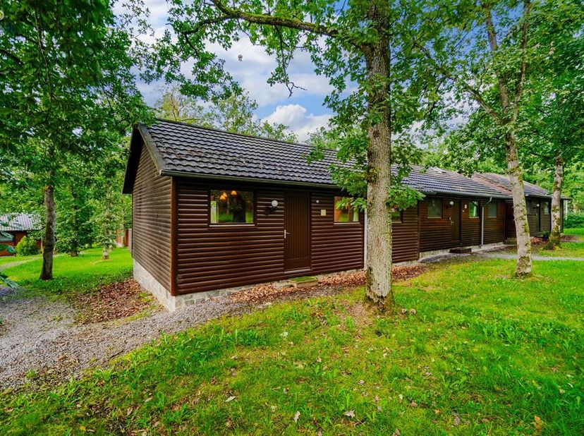 Immobilière COSSE biedt te koop aan deze prachtige bungalow gelegen in het Domaine du Bochetay in Somme-Leuze. Het is als volgt samengesteld: Woonkame