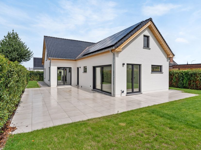 Deze vrijstaande woning nabij het centrum van Hoogstraten op perceel van 732 m² kende in 2025 een totaalrenovatie. Ze is voorzien van een hoogwaardige