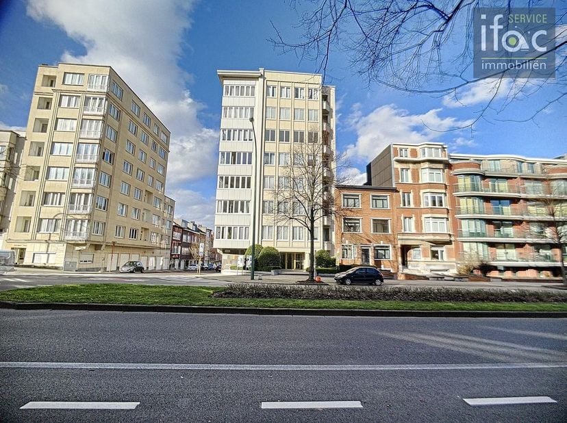 Magnifique appartement avec 2 chambres situé à Woluwé Saint Lambert. &lt;br /&gt;
&lt;br /&gt;
7ième étage : hall d&#039;entrée (7m²) avec toilette séparée, salle de s