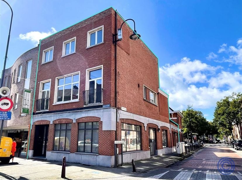 Bien commercial en angle d&#039;environ 300m² dans un emplacement de premier choix! &lt;br /&gt;
Un espace commercial au rez-de-chaussée d&#039;environ 170m², situé d