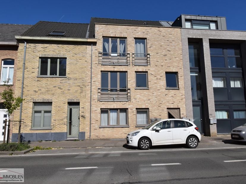 Immo Groot Leeuw stelt u dit ruime 2-slaapkamerappartement voor, gelegen in Sint-Pieters-Leeuw.&lt;br /&gt;
Dit appartement is ideaal gelegen in een kleinsc