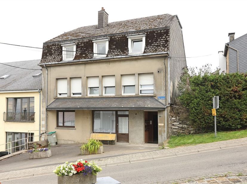 Immeuble de rapport situé au centre du village de Corbion, commune de Bouillon-sur-Semois.&lt;br /&gt;
Construction en pierre de pays sur 4 niveaux en béton