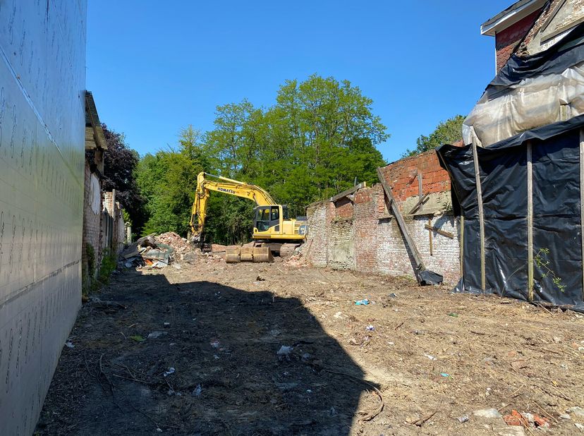 Le terrain (142m²) est adapté aux bâtiments fermés avec garage intérieur. &lt;br /&gt;
Largeur de façade: 8m &lt;br /&gt;
Profondeur de construction: &lt;br /&gt;
- rez