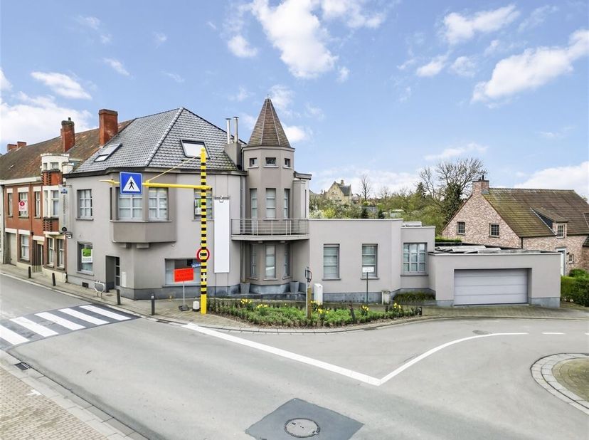 Bienvenue dans cette belle maison au coeur d&#039;Anzegem. Avec une surface habitable généreuse de 336m² sur un terrain de 544m², cette maison offre confor