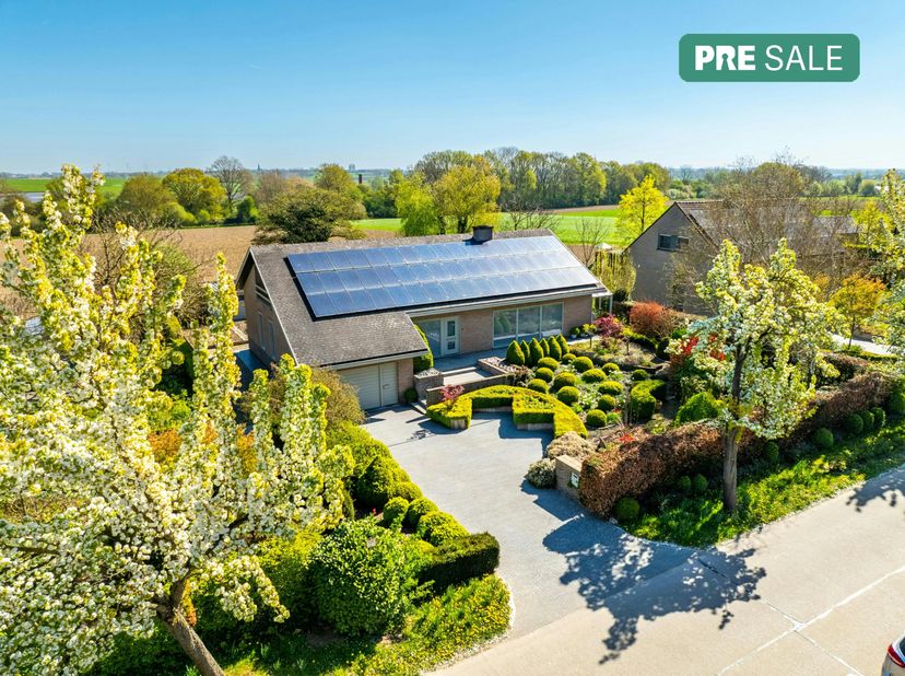 Alleenstaande woning op een perceel van 1.139m² te koop in Hollebeke. Deze woning, gelegen op een boogscheut van de Palingbeek, biedt u 5 slaapkamers