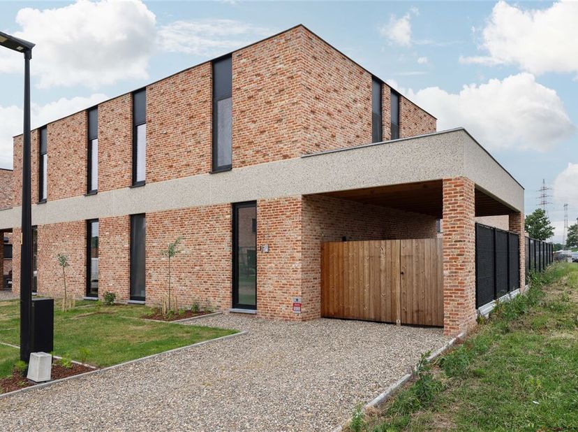 Stijlvolle en moderne woning met 3 slaapkamers op een gunstig gelegen perceel&lt;br /&gt;
Omgeving:&lt;br /&gt;
+ Rustige en landelijke ligging nabij het centrum