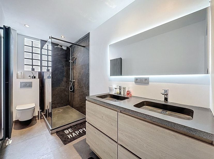 Prachtige gezinswoning met 4 slaapkamers, 2 badkamers op een perceel van 760m²!&lt;br /&gt;
BEZOE via sms 0470 30 20 10.&lt;br /&gt;
LIGGING: Gelegen nabij het ce