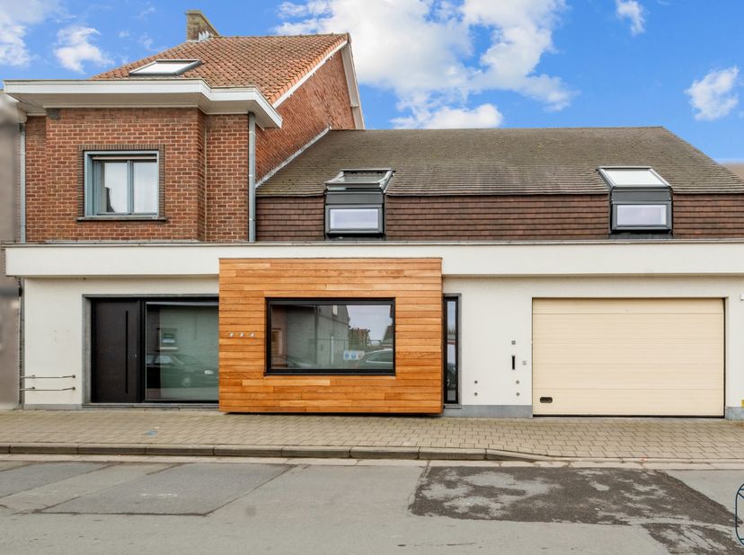 Bien situé, local commercial avec logement et atelier, situé à proximité du centre de Desselgem.&lt;br /&gt;
AGENCEMENT : espace commercial avec atelier att