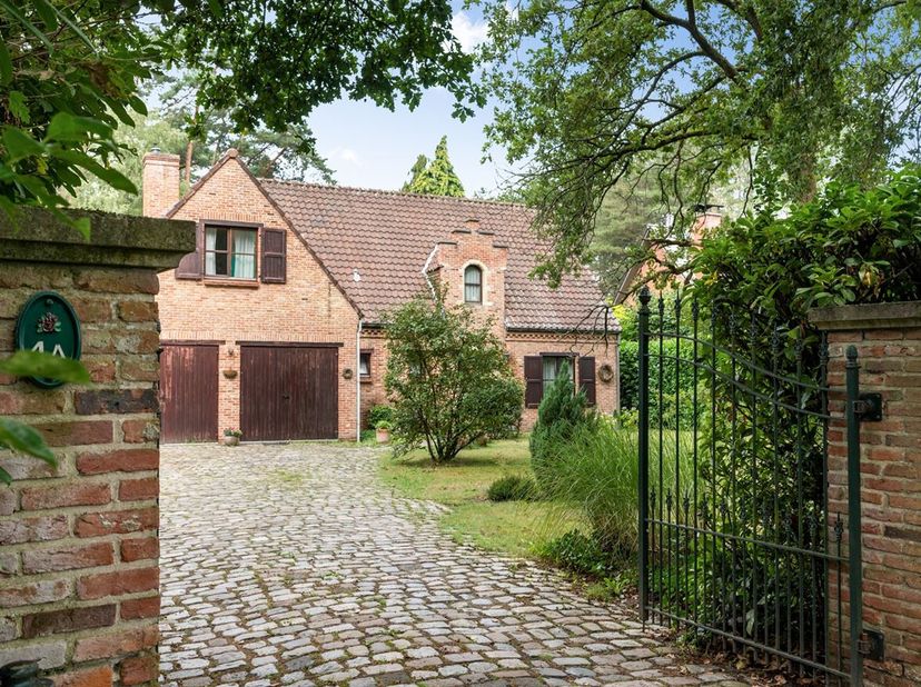 Open bebouwing op een perceel van 2.696m2 in bosrijke omgeving.&lt;br /&gt;
Deze villa is een unieke kans voor wie landelijk maar toch centraal wil wonen me