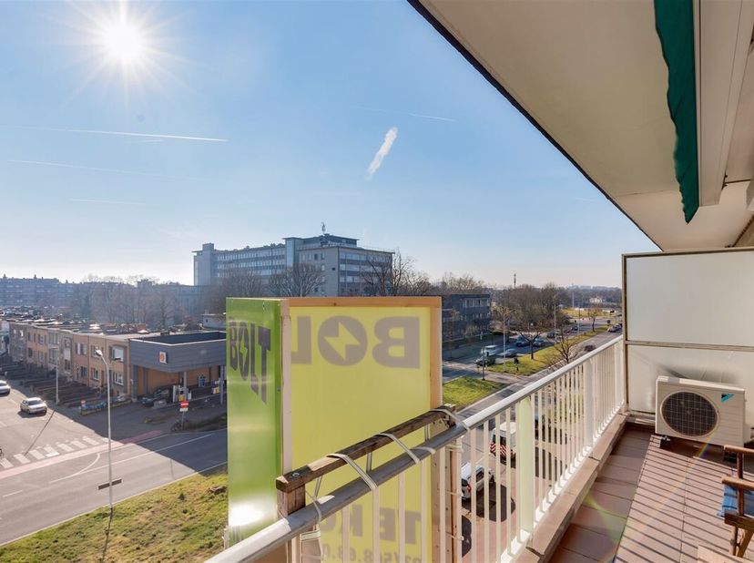 Cet appartement est situé au 4ème étage d&#039;un immeuble sur la Luitenant Lippenslaan à Anvers Borgerhout. De nombreux magasins, transports en commun et