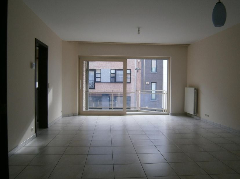 WOLUWE-SAINT-PIERRE, vlakbij Place Dumon, de winkels en tal van voorzieningen. Mooi appartement van 94m² (2 slpk/1bad) met terras en garage. Gelegen o