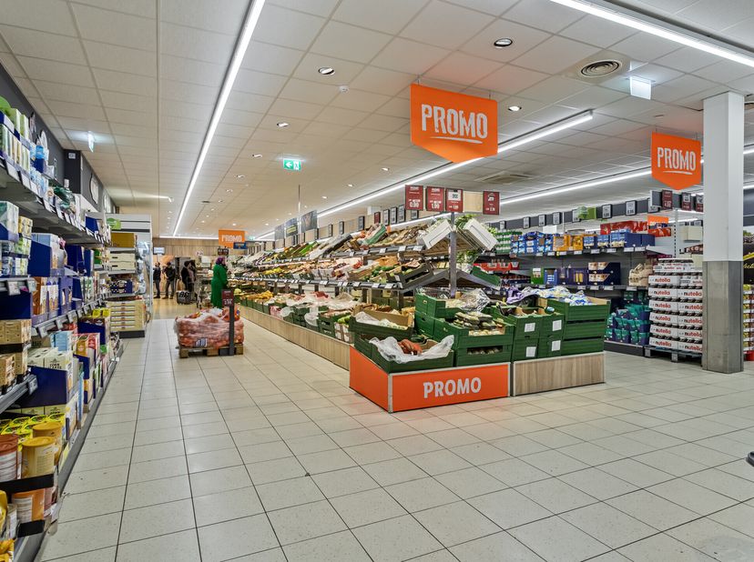 Baanwinkel te huur op een toplocatie in Kortrijk. &lt;br /&gt;
Indeling:&lt;br /&gt;
- Commerciële ruimte ;&lt;br /&gt;
- Magazijn ;&lt;br /&gt;
- Sociale ruimte&lt;br /&gt;
Gelege