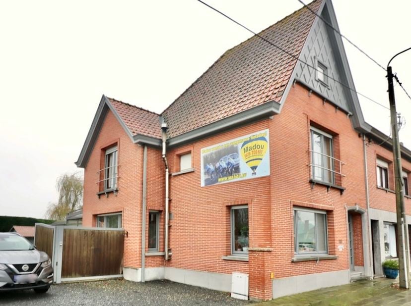 Ontdek uw nieuwe thuis in deze stijlvolle, instapklare half-open woning. Met een centrale ligging biedt deze woning een ruim en licht woonvolume dat c