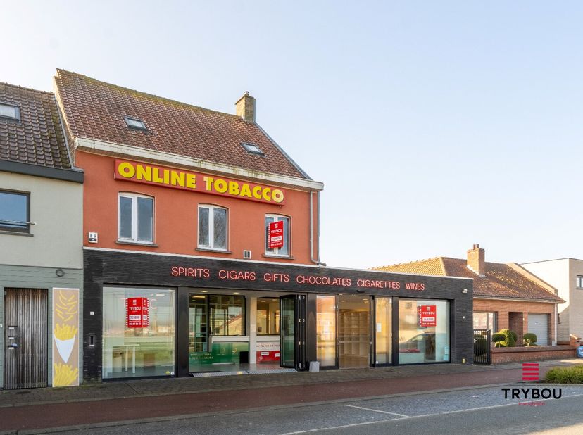 Gelegen aan de Duinkerkekeiweg in Adinkerke (De Panne), biedt deze voormalige tabakszaak een veelzijdige commerciële ruimte met mogelijkheid tot woons
