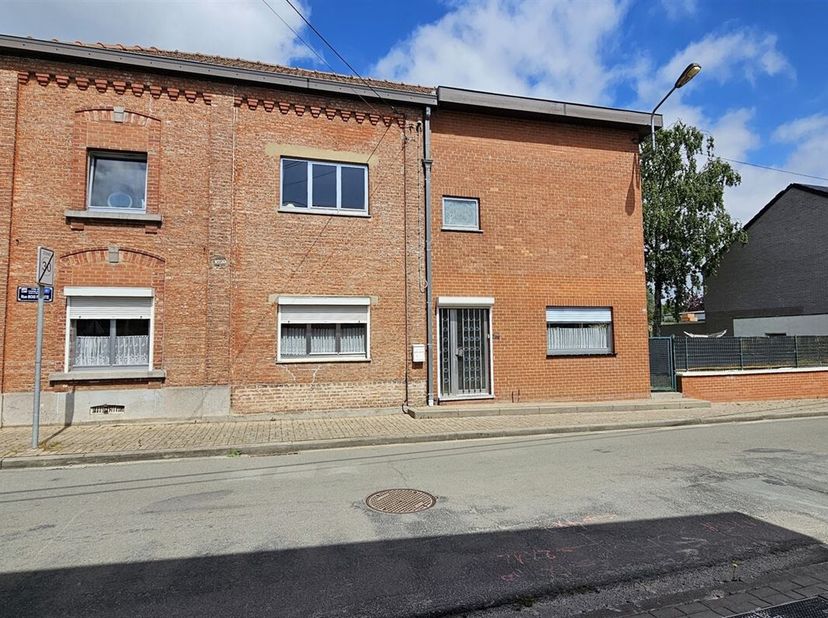 Prix: Offre à partir de 195.000 euros, frais d&#039;agence non inclus et à charge de l&#039;acquéreur.&lt;br /&gt;
Maison 3 chambres avec garage et jardin et comprena
