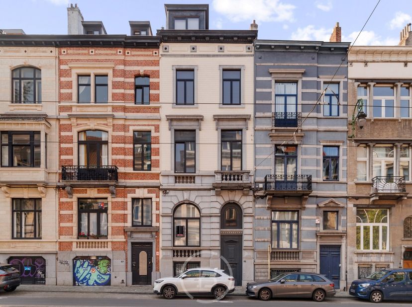 Situé sur l&#039;avenue Brugmann, cet appartement rénové a une surface habitable de 160 m².&lt;br /&gt;
L&#039;appartement se compose comme suit :&lt;br /&gt;
Premier étage