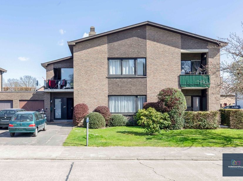 Deze building met 2 appartementen van elk 3 slaapkamers wordt vandaag in zijn totaliteit verkocht. Het gelijkvloersappartement bestaat uit; een inkomh