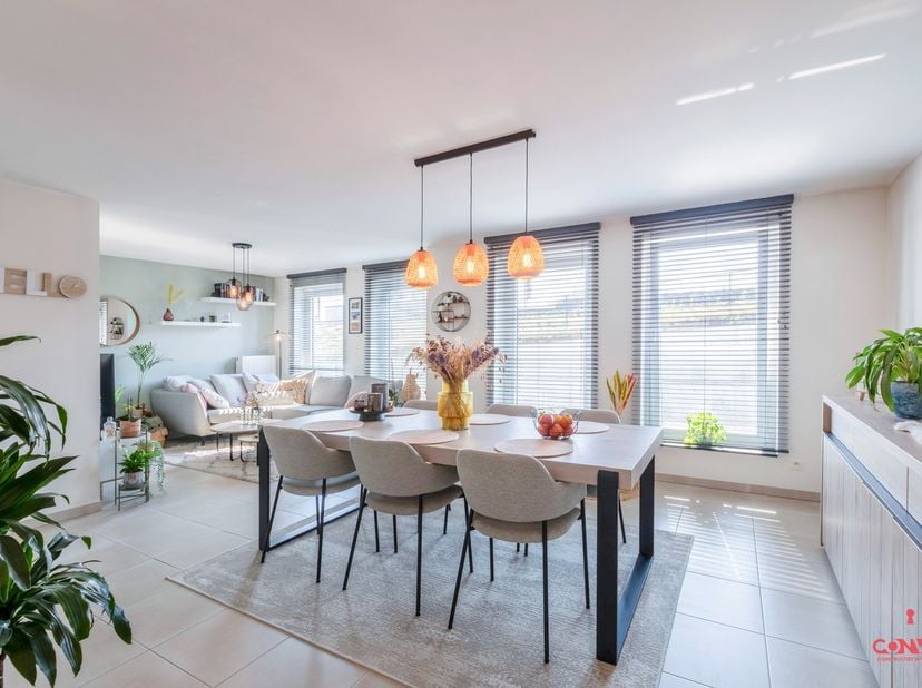 Ontdek dit sfeervolle appartement in de rustige Stationsstraat 100 in Landegem, ideaal gelegen op loopafstand van het station.&lt;br /&gt;
&lt;br /&gt;
Dit gezell