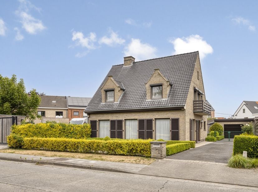 Langs de Boslaan te Maldegem bevindt zich dit goed onderhouden huis te koop op een perceel van 459m² met 4 slaapkamers (waarvan 1 op het gelijkvloers)