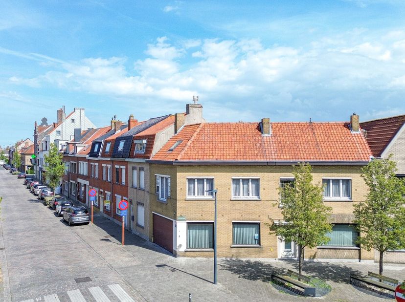Bent u op zoek naar een ruime woning met tal van mogelijkheden in Zeebrugge? Dan is deze karaktervolle rijwoning, gebouwd in 1947 en gerenoveerd in 20