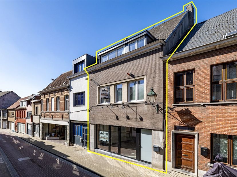 Dit gebouw is zeer gunstig gelegen middenin het handelscentrum van Wetteren. Het heeft dus alle voorzieningen zoals winkels, scholen en openbaar vervo