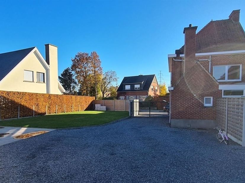 Maison de 3 chambres à coucher sur un terrain de 515m². Situation tranquille avec tous les commerces à proximité. Cuisine moderne équipée avec tous le