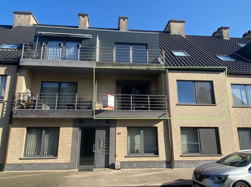Instapklaar en zeer verzorgd appartement. Op de 1e verdieping. Lift aanwezig. Inkomhal met handige, ingemaakte kasten. Leefruimte met zithoek, eethoek