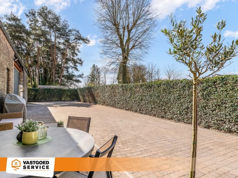 Deze prachtige gelijkvloerse woonst met riante vergunde bedrijfshal (200m2) biedt u alle comfort die u zoekt. Gelegen op een toplocatie nabij scholen,