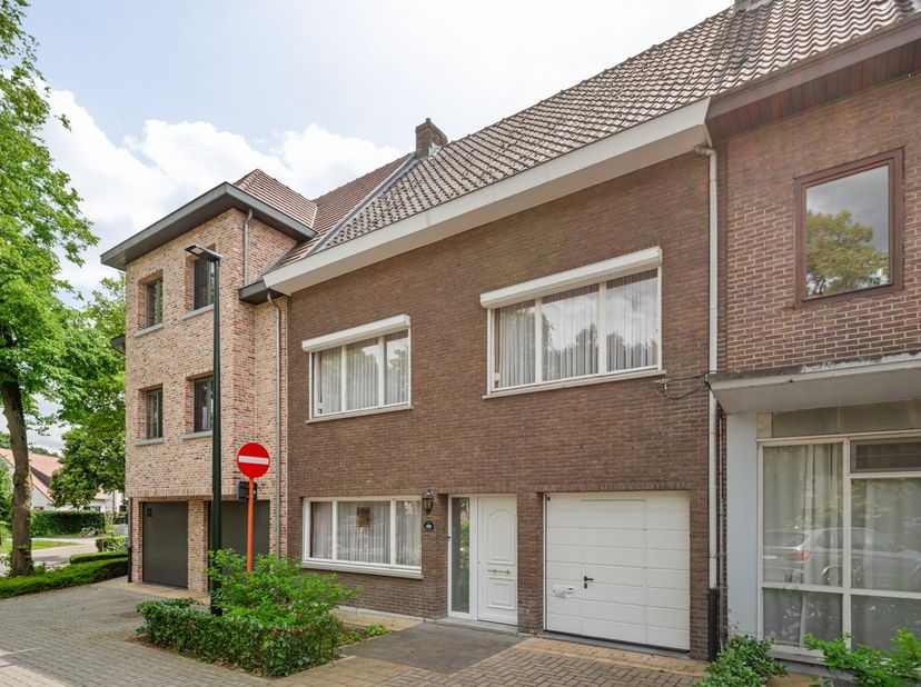 Ben je op zoek naar een nieuwe thuis met een ruime bewoonbare oppervlakte én nog extra uitbreidingsmogelijkheden? Deze te renoveren gezinswoning voor