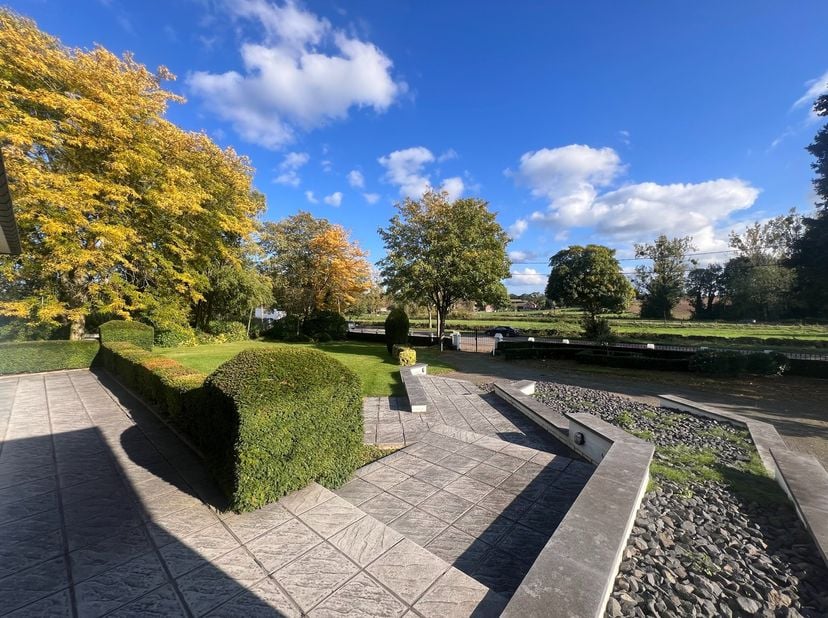 Deze tijdloze villa onder klassieke architectuur ligt op een landelijke locatie omringd door een natuurrijke omgeving. De villa werd goed onderhouden