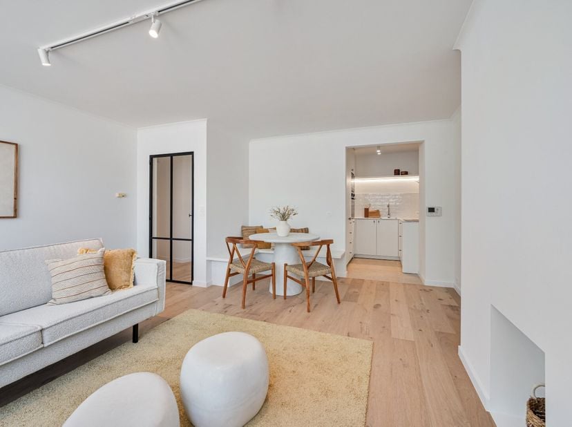 Net naast het prestigieuze nieuwbouwproject Loof van Compagnie Het Zoute, in het centrum van Kortrijk, vinden we dit appartement.&lt;br /&gt;
Het appartemen