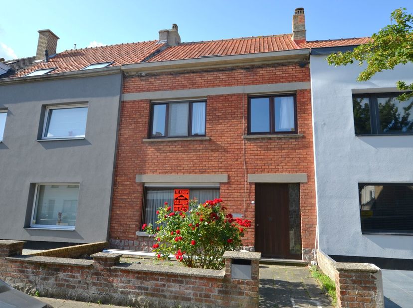 Oostende-Mariakerke, te renoveren woonhuis met zuidgerichte tuin gelegen in een rustige mooie buurt.&lt;br /&gt;
Indeling:&lt;br /&gt;
Ruime inkomhall, woonkamer,