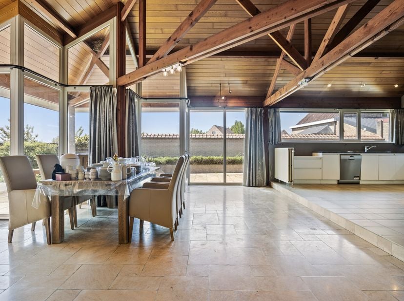 Maison spacieuse de 980 m² avec 5 chambres à vendre sur le marché de Lo-Reninge.&lt;br /&gt;
Le jardin orienté au sud, l&#039;EPC pratique et le salon spacieux s