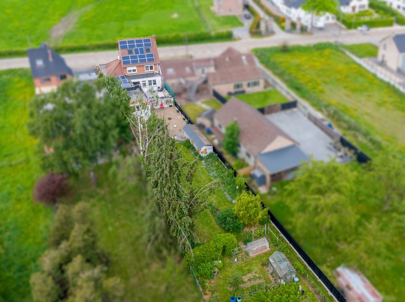 INSTAPKLARE GEZINSWONING MET 3 A 4 SLAAPKAMERS EN WERKHUIS OP VERRASSEND RUIM PERCEEL VAN 13A98CA TE ALKEN.&lt;br /&gt;
Deze instapklare, gezinswoning vinde