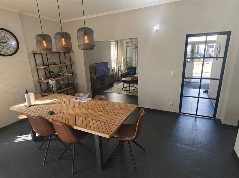 Dit prachtig gerenoveerde hoekhuis met  tuin en terras in Idegem biedt de perfecte combinatie van wonen en werken. De woning werd volledig vernieuwd m