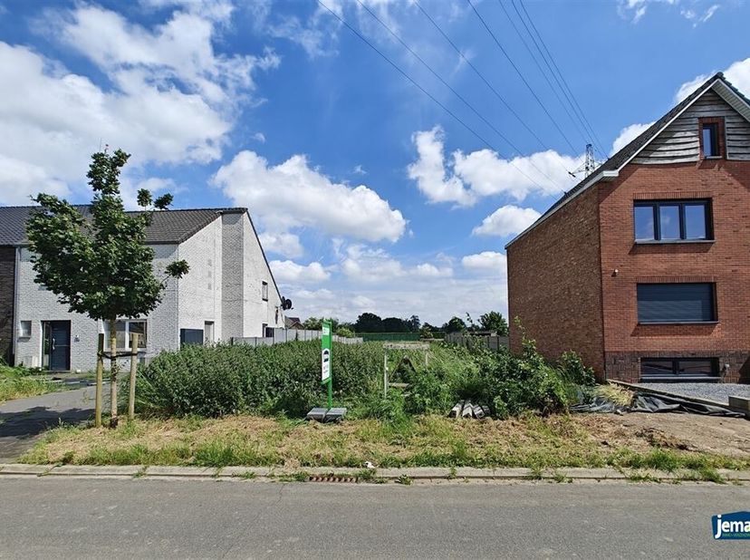 Droomt u van een prachtige halfopen bebouwing in een schilderachtig, landelijk woongebied?&lt;br /&gt;
Deze bouwgrond van 7a14ca biedt u de unieke kans om u