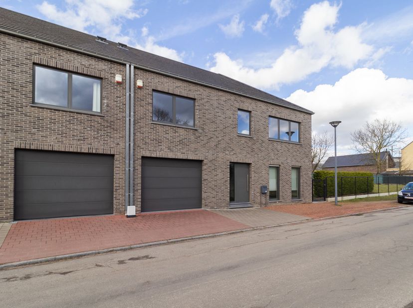Zaventem : maison neuve à trois façades très spacieuse (216m² construits) et très complète, parfaitement finie, dans un endroit calme (uniquement circ