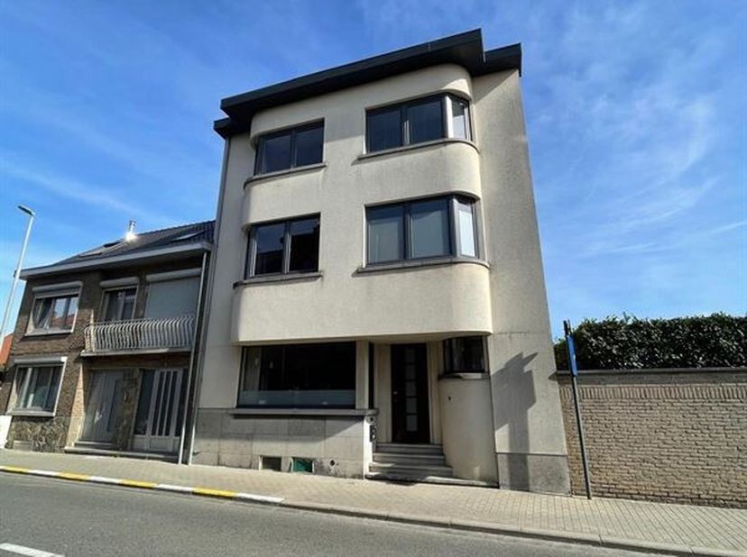 Deze uitzonderlijke woning in hartje Landen is niet alleen abnormaal groot, ze is ook erg charmant doordat de retro stijl van destijds met veel liefde