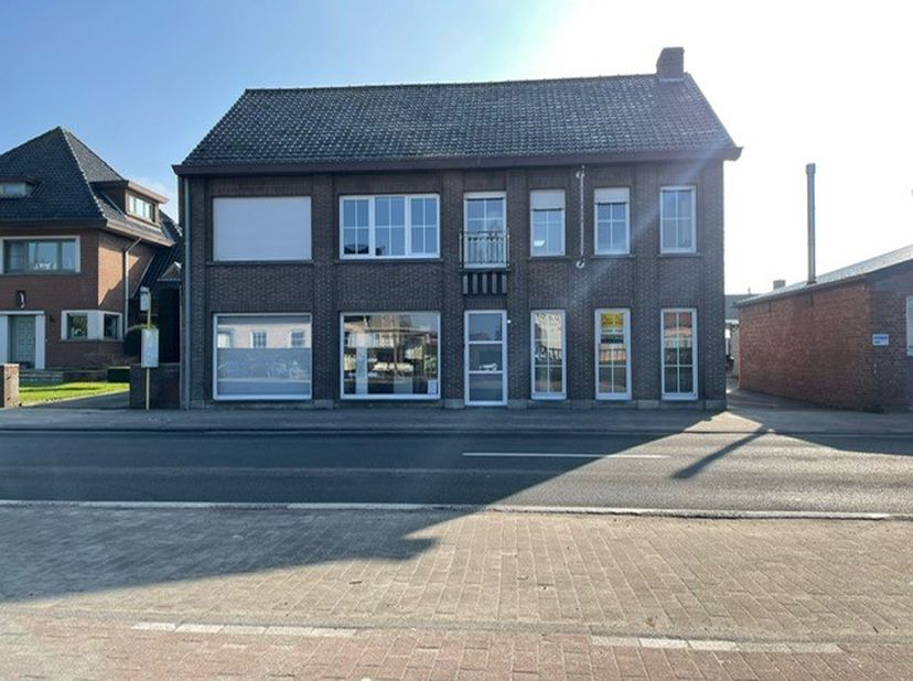 Deze ruime en instapklare woning biedt tal van mogelijkheden!&lt;br /&gt;
De woning is ideaal voor grote gezinnen of wie op zoek is naar extra ruimte voor b