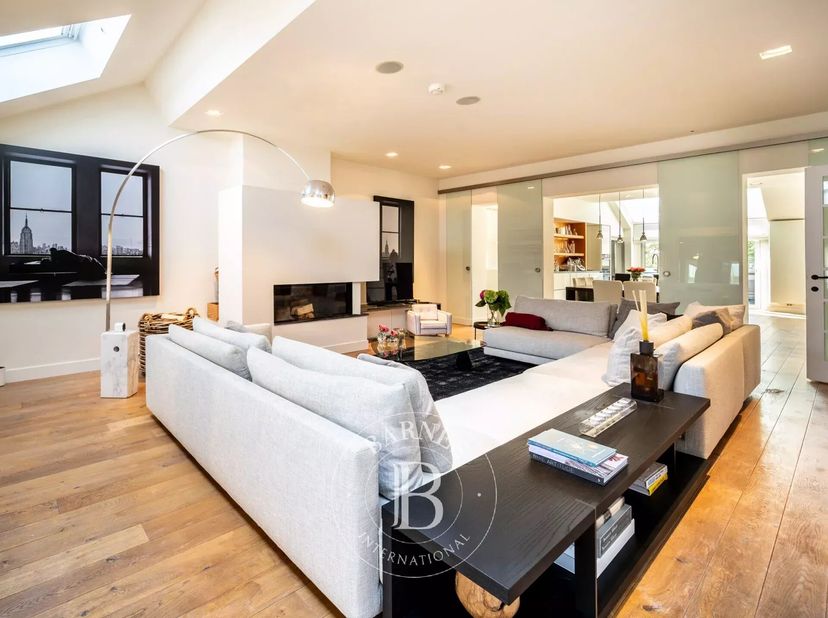Place Stephanie - Barnes Brussels nodigt u uit om dit prachtige, lichte duplex penthouse te ontdekken met een bruto vloeroppervlak van ongeveer 400m2,