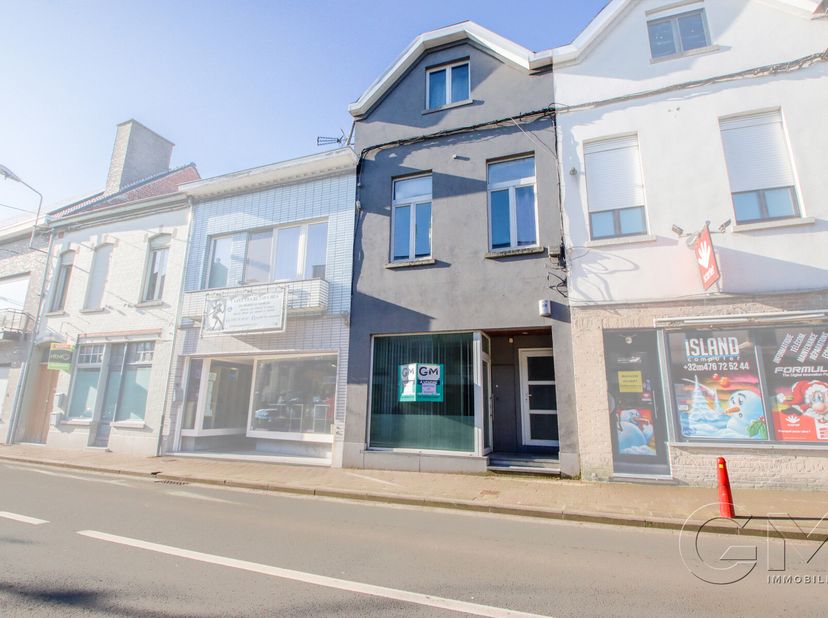 Situé à quelques pas de la place de Dottignies et de ses commodités, ensemble immobilier composé d&#039;un appartement duplex et d&#039;un rez-de-chaussée comme