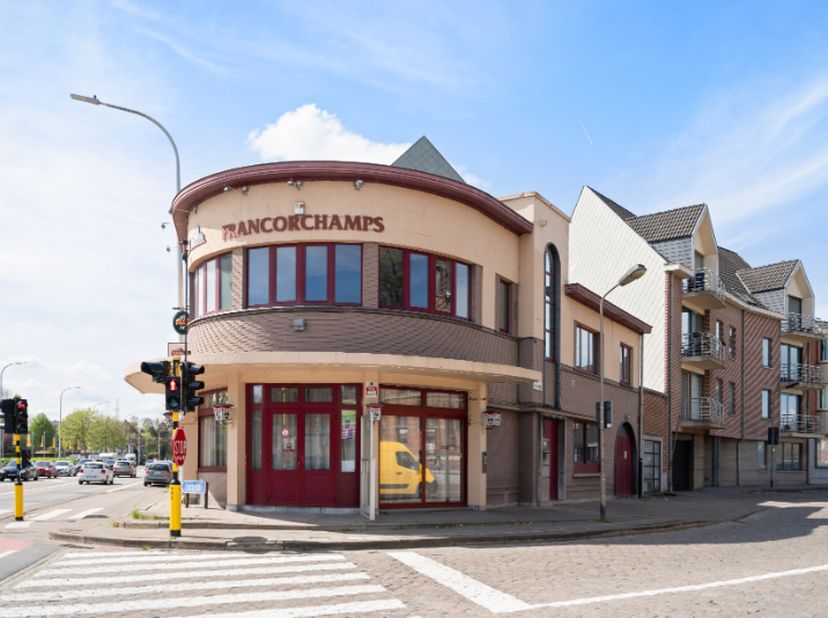 Woning met handels/praktijkruimte nabij centrum Lokeren met zeer commerciële ligging! Inkom, keuken, handelszaak, toiletten en garage. Boven leefruimt