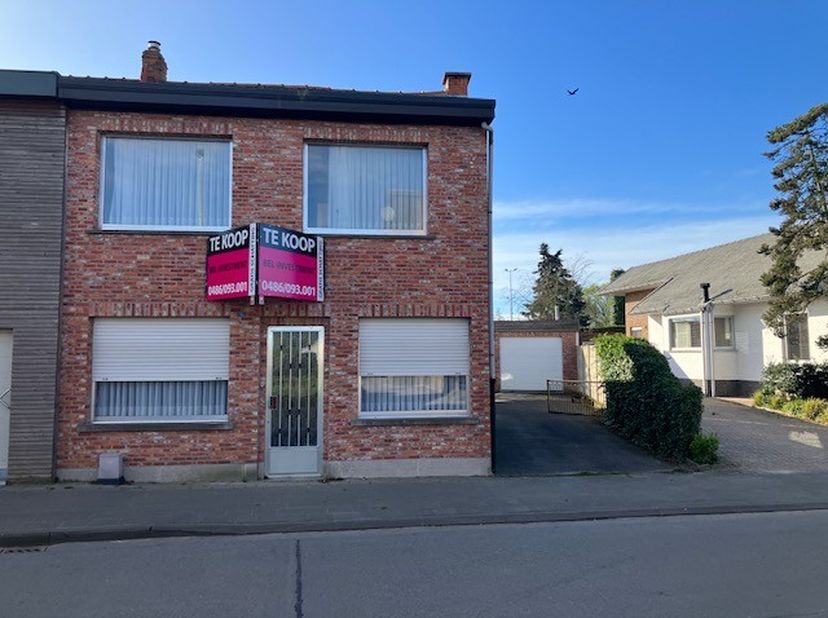 MAISON A RENOUVELER AVEC GARAGE SEPAREE, 3 CHAMBRES A COUCHER ET JARDIN&lt;br /&gt;
Maison à rénover avec garage séparé et extension. Disposition au rez-de-
