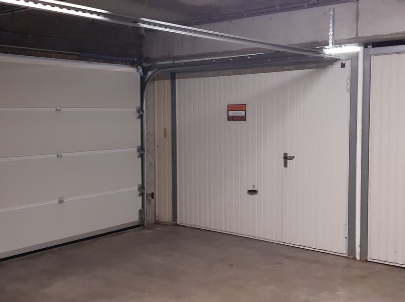 Afgesloten individuele Garagebox &lt;br /&gt;
Ruime afgesloten individuele garage onder appartementsgebouw.&lt;br /&gt;
Op wandelafstand van Gent Sint-Pietersstat