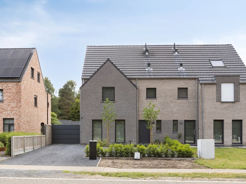 Halfopen gezinswoning met 3 slaapkamers en garage te koop in Laakdal&lt;br /&gt;
&lt;br /&gt;
In het centrum van Klein-Vorst (Laakdal) vinden we deze leuke gezins
