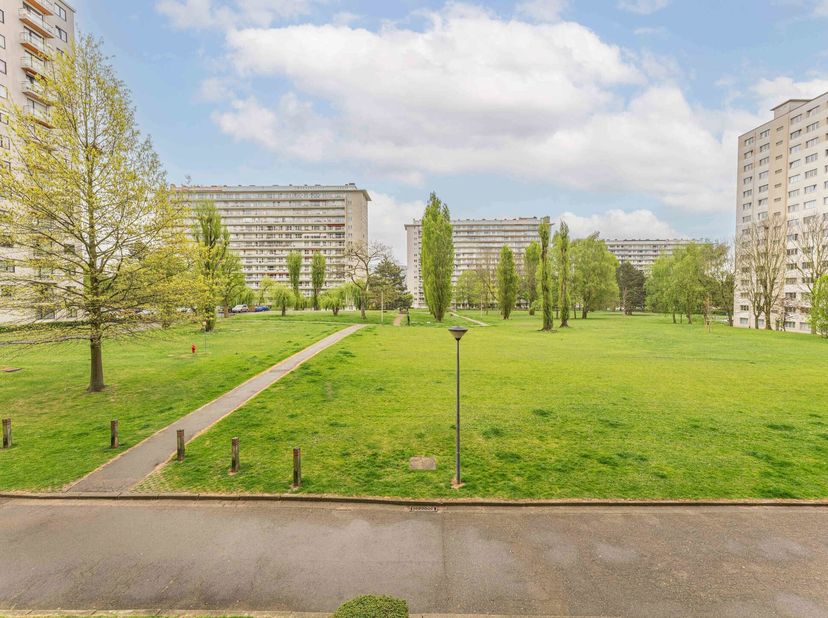 Lumineux appartement 2 chambres idéalement situé à proximité directe de toutes les facilités. Au 1er étage de l&#039;immeuble, l&#039;appartement offre une magn