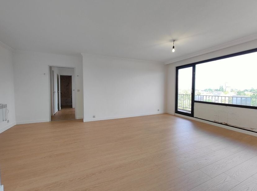 Licht gerenoveerd appartement in het centrum van Roeselare. Indeling: inkomhal, aparte keuken met oven/koelkast/kookplaat, lichtrijke woonkamer, twee